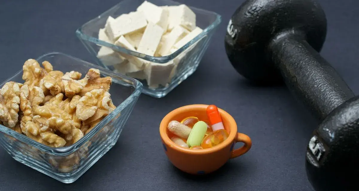 Noix, tofu, haltère et pilules : des éléments pour manger sainement et se muscler.