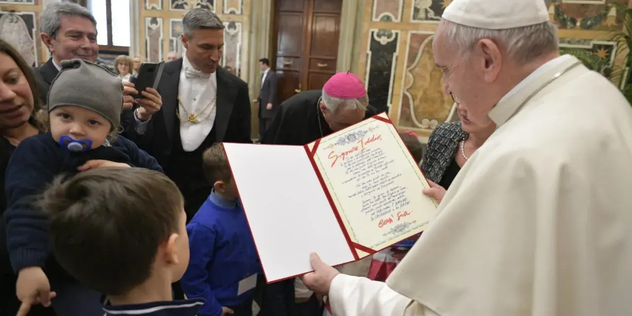 Papst Franziskus überreicht ein Dokument. Die katholische Kirche befürwortet die Organspende als Akt der Nächstenliebe.