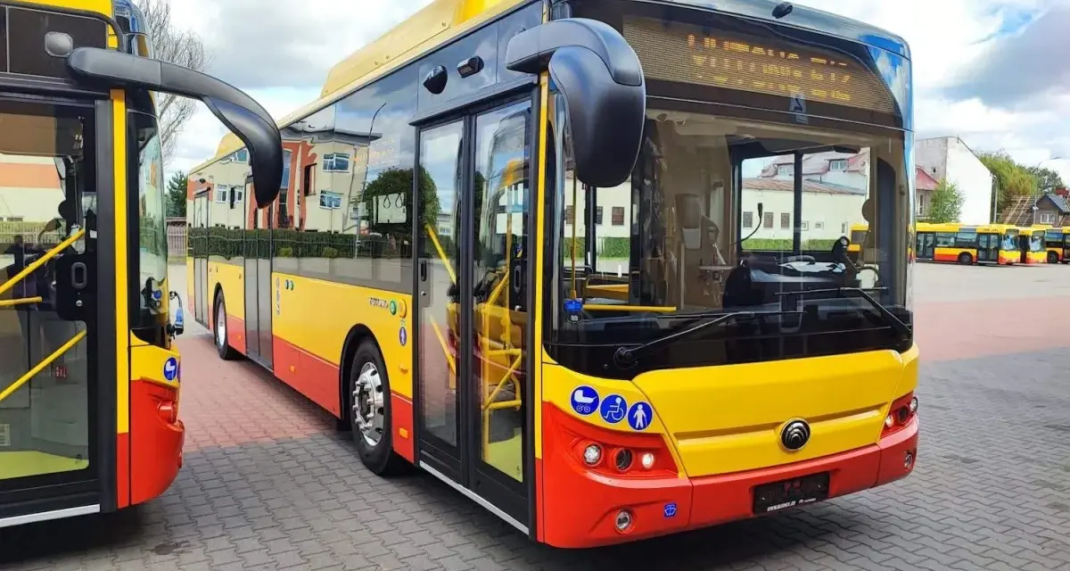 Nowe autobusy Yutong w barwach żółto-czerwonych stoją na placu.