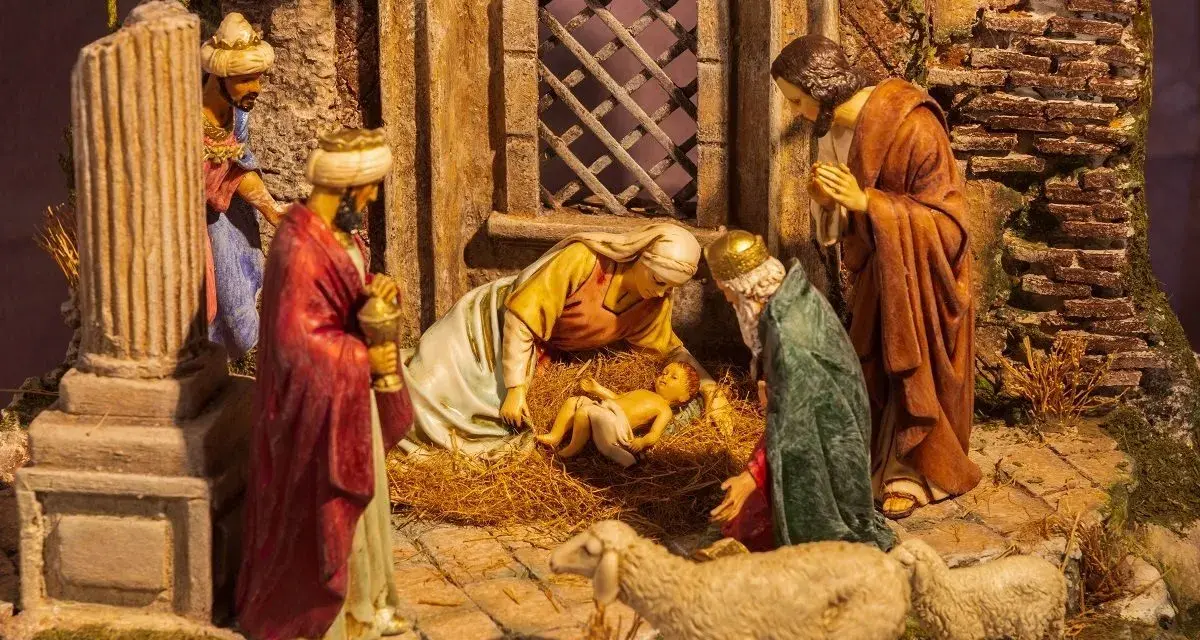 Szopka z figurkami. Maryja pochyla się nad Dzieciątkiem Jezus, obok klęczą Trzej Królowie. Czy już wiesz, Mario, co im podarować?