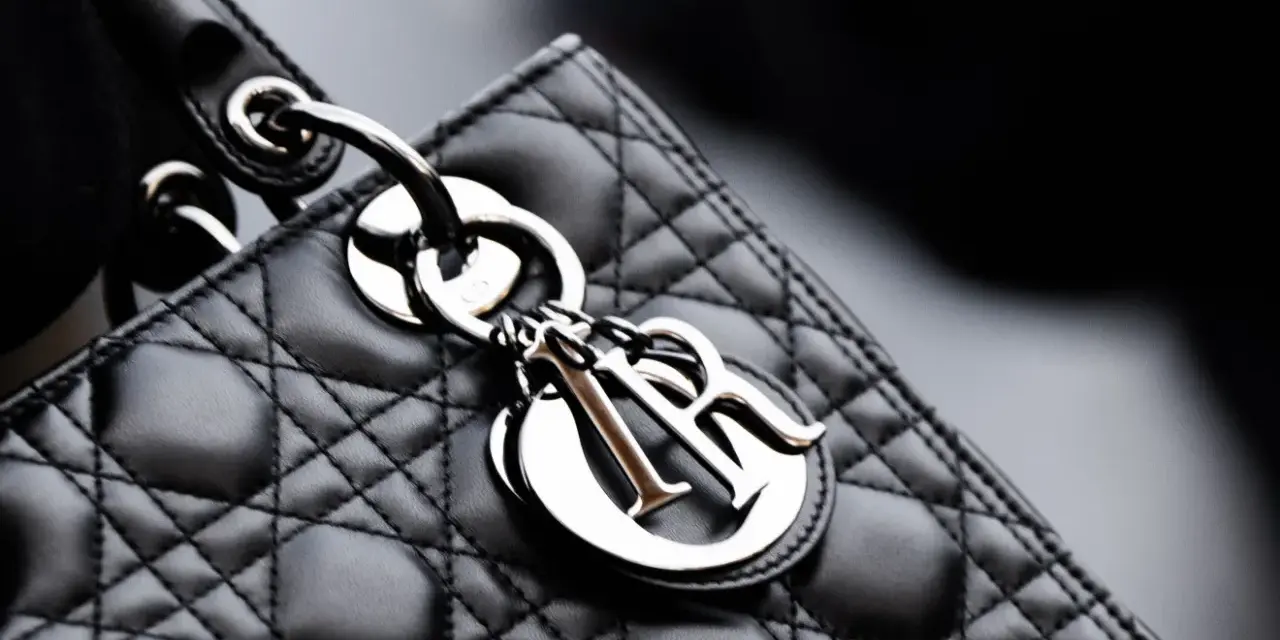 Elegancka, pikowana torebka Lady Dior w kolorze czarnym, z metalicznym logo Dior.