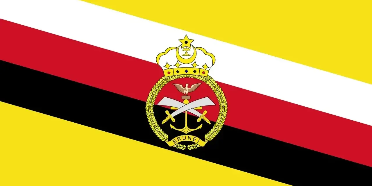 Flaga Brunei z herbem: żółte, białe, czerwone i czarne pasy ukośne, na środku korona i symbolika państwowa.