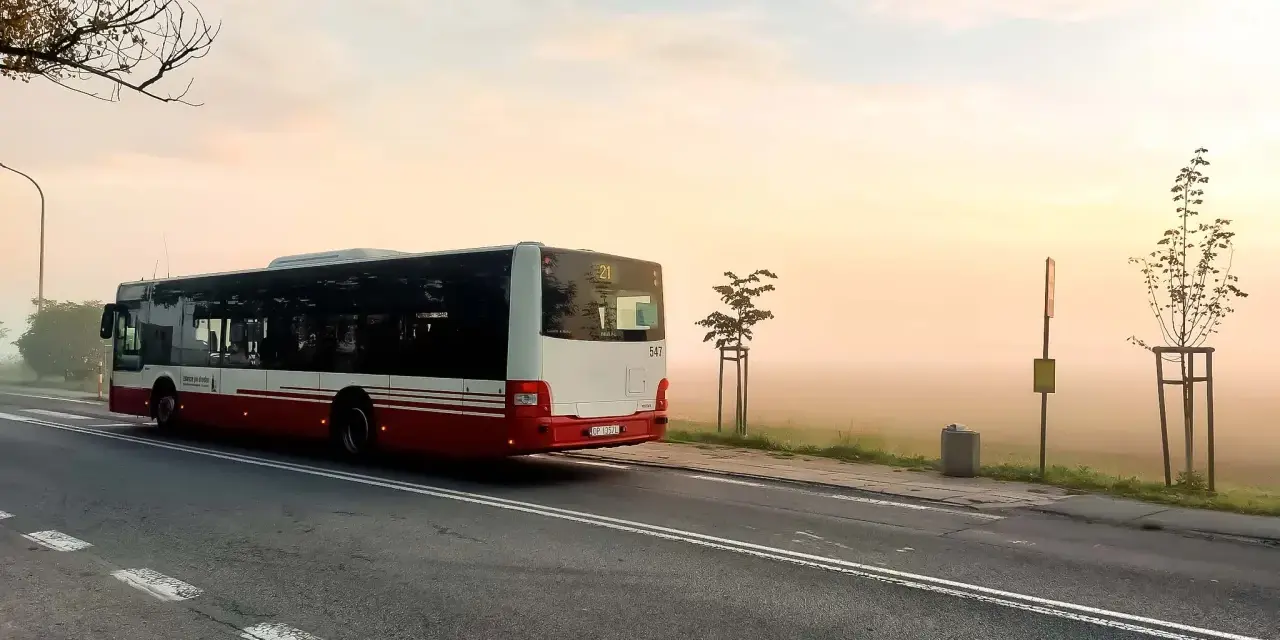 Autobus linii 21 MZK Opole odjeżdża w mglisty poranek. Sprawdź rozkład jazdy MZK Opole, by nie przegapić swojego kursu.