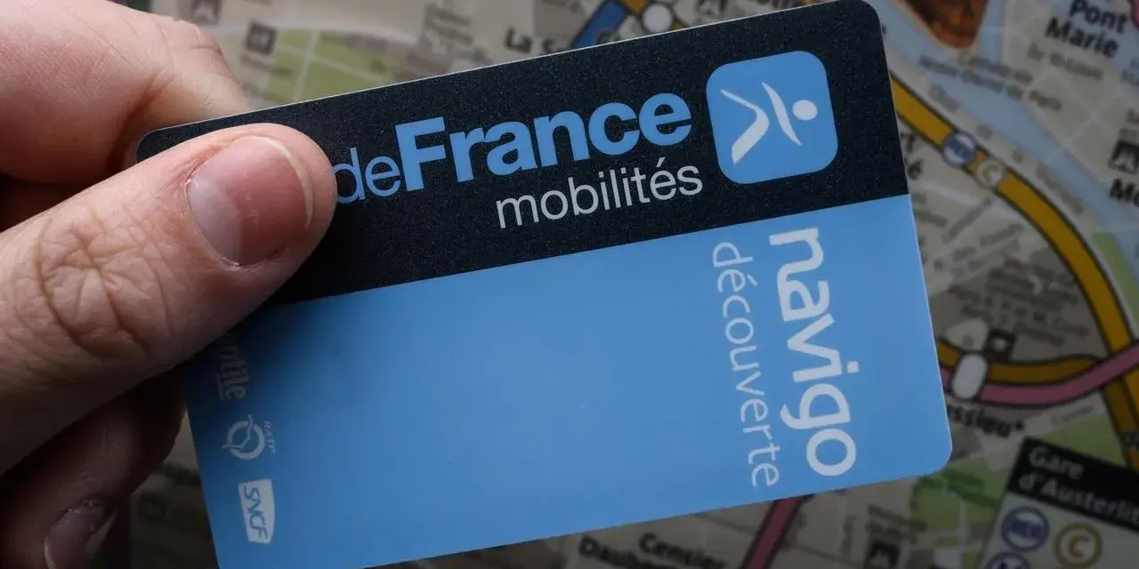 Tarjeta Navigo Découverte en mano, lista para explorar París.