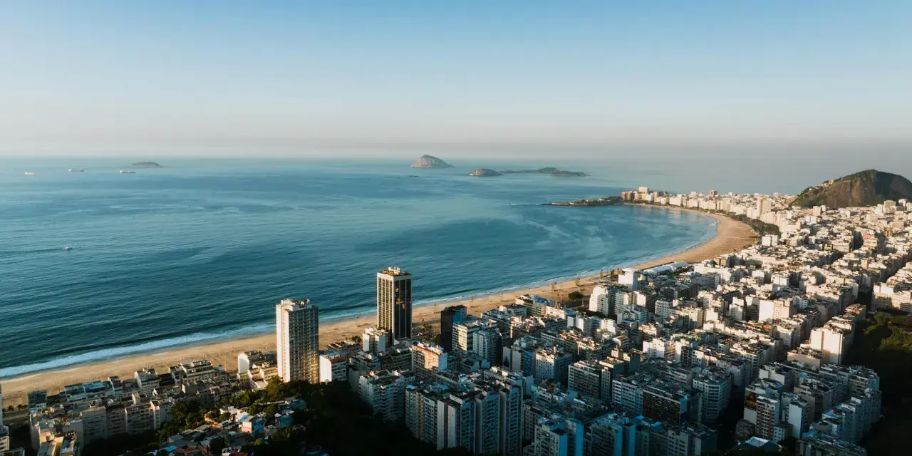 Widok na Copacabanę, plażę i ocean. Idealne miejsce na wakacje w Brazylii.