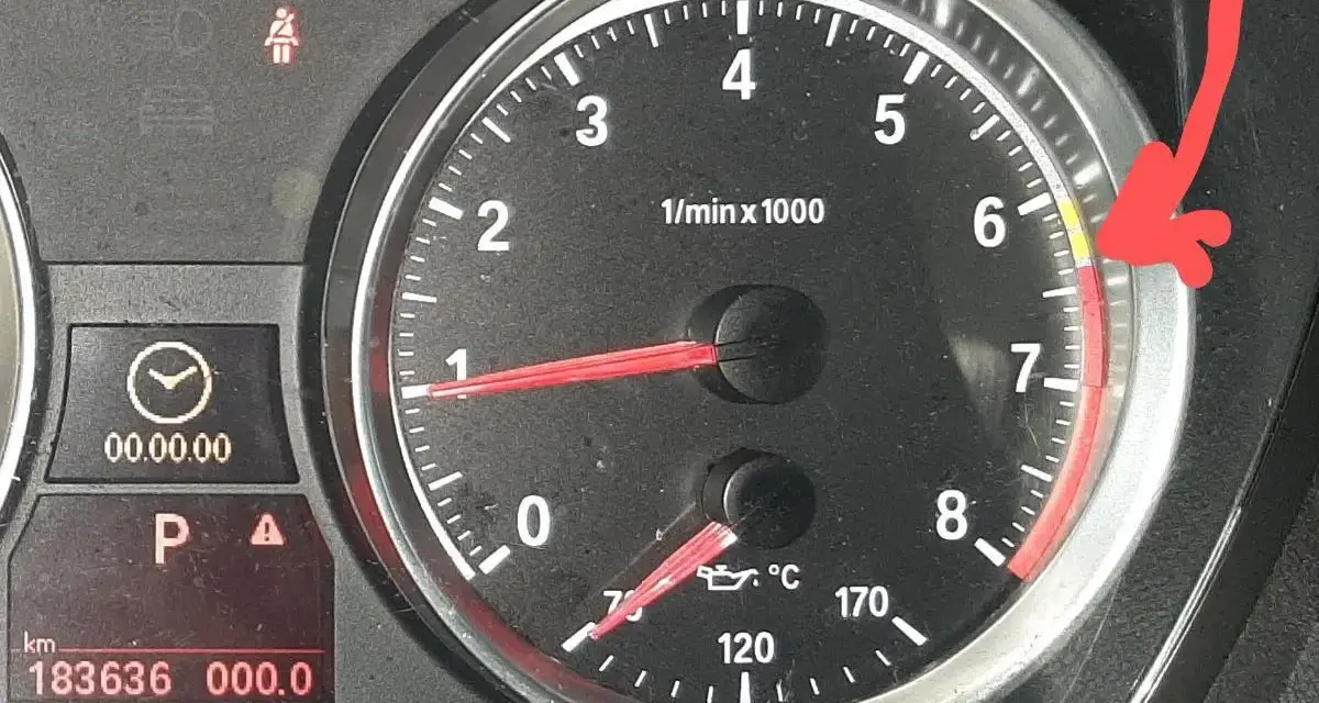 Wskaźnik obrotomierza BMW E90 pokazuje, że temperatura silnika jest w normie, ale zbliża się do żółtego pola.