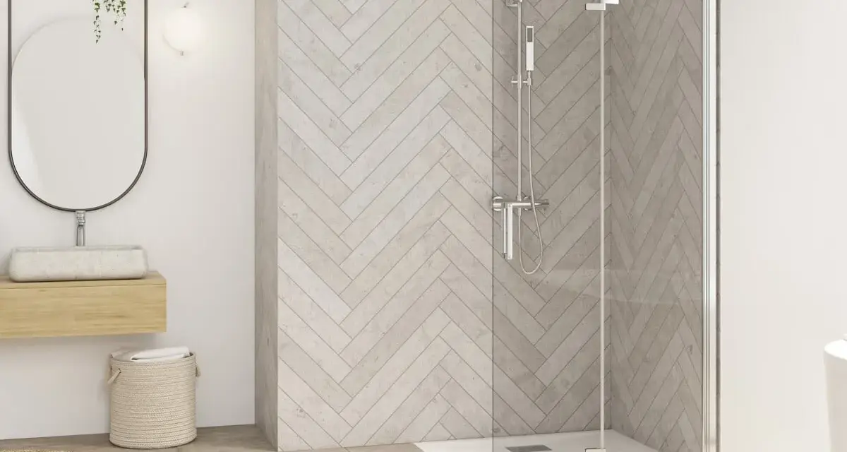 Salle de bain moderne avec douche à l'italienne. Le nettoyage de vitre douche est facilité par le design épuré.