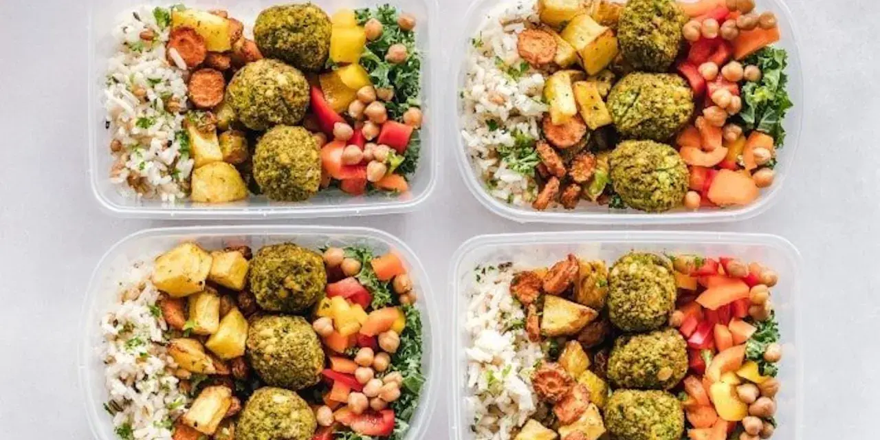 Fyra matlådor med falafel, ris, rostade grönsaker och kikärtor. Perfekt för att hålla koll på protein och kalorier.