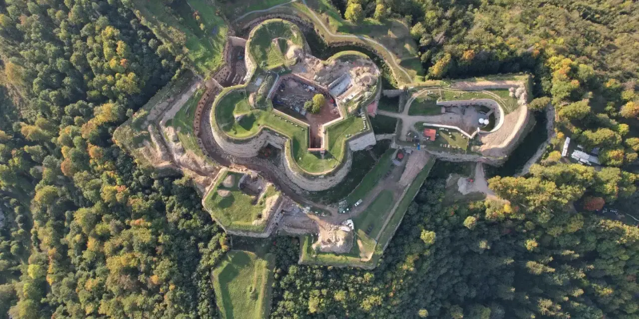 Fortyfikacje z lotu ptaka, otoczone lasem. Srebrna Góra oferuje unikalne atrakcje historyczne, widoczne na tym zdjęciu.