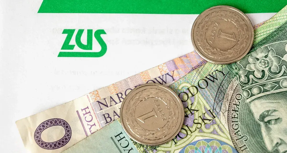 ZUS i polskie złotówki. Kiedy będzie 300 plus? Pieniądze i monety na tle dokumentu ZUS.
