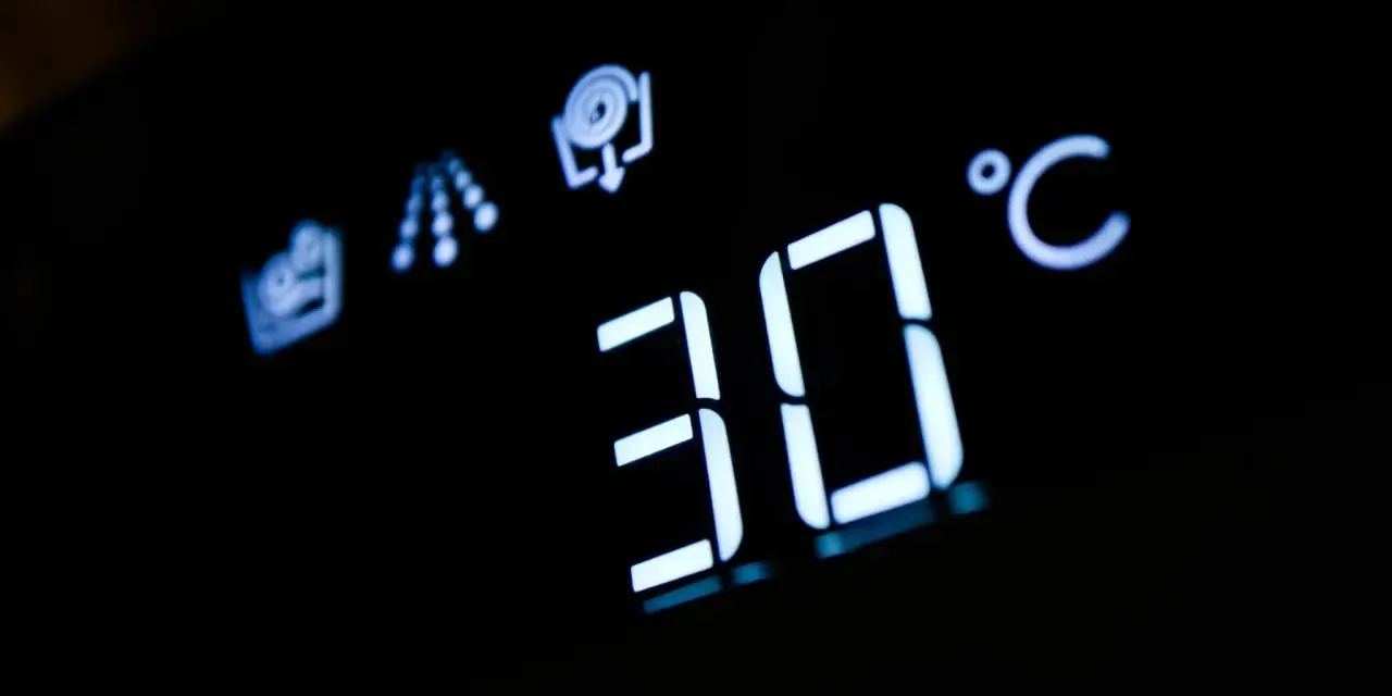 Wyświetlacz pokazuje 30°C. To dobra temperatura, w ilu stopniach prać ubrania, by były czyste i nie zniszczone.