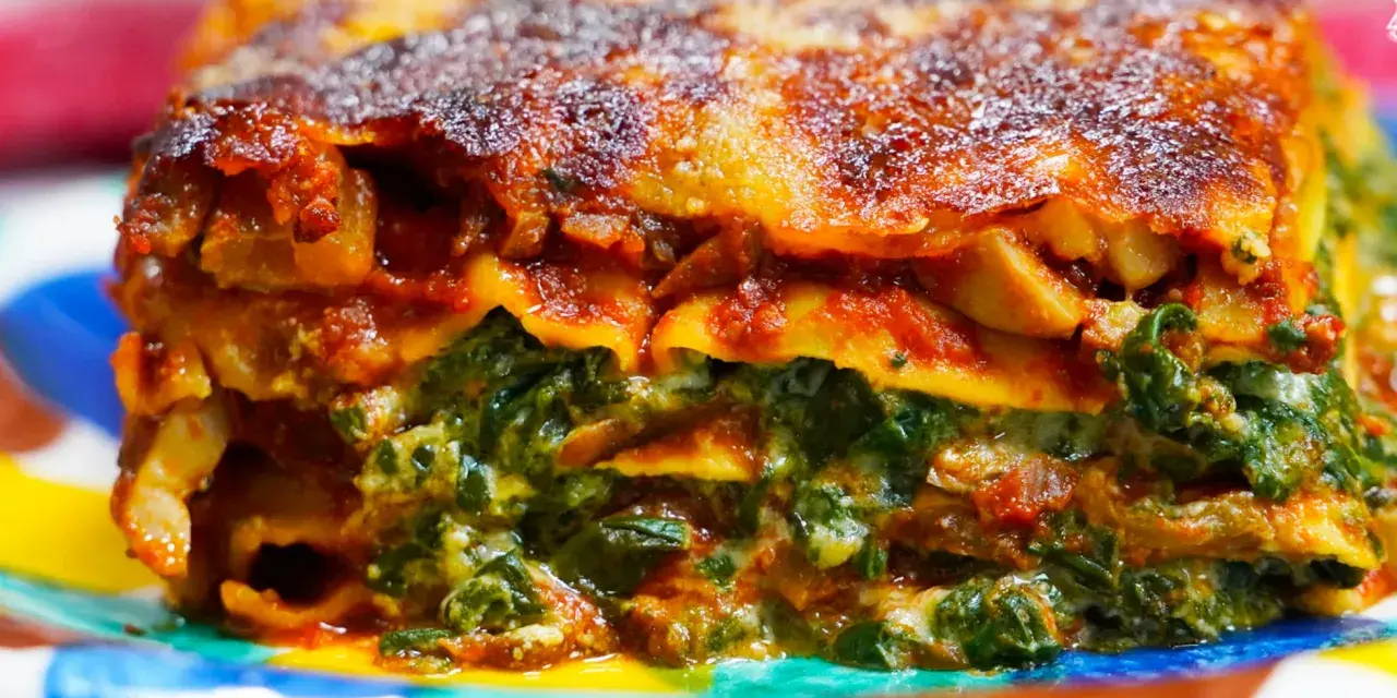 Deliciosa lasaña de verduras, con capas de pasta, espinacas y salsa de tomate, gratinada y dorada.