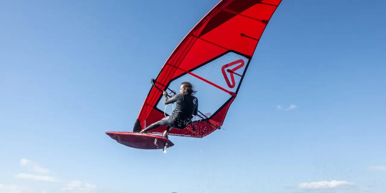 Jaki żagiel windsurfingowy? Dobierz idealny rozmiar na wiatr!