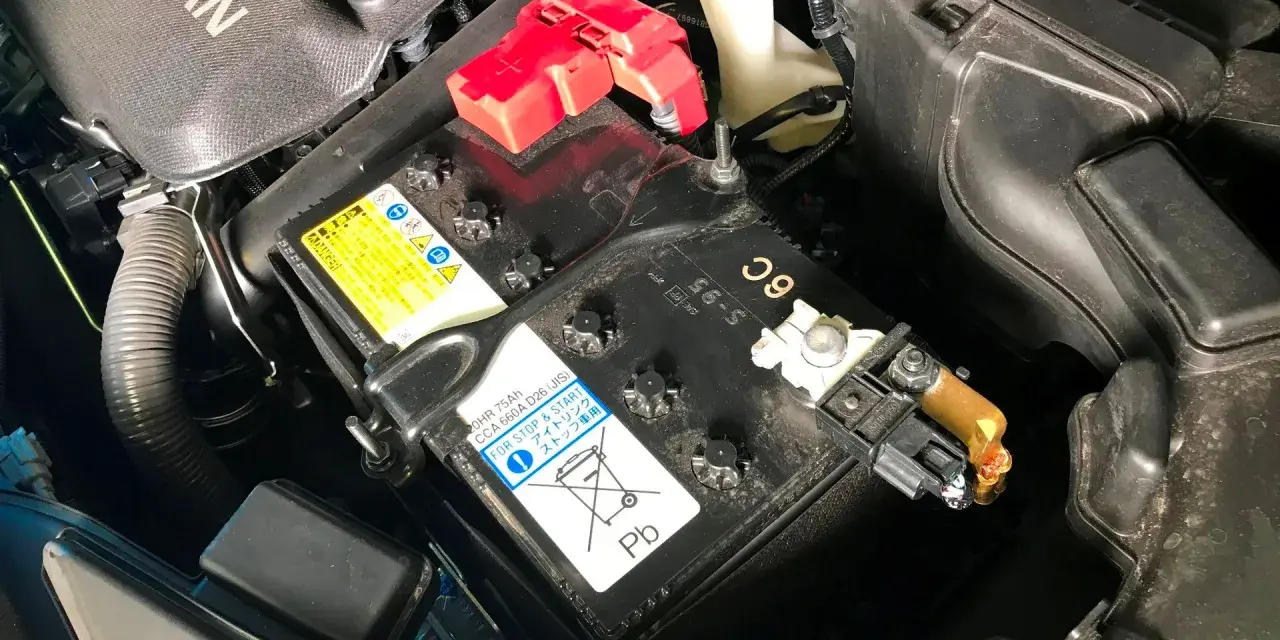 Akumulator Nissan z oznaczeniem 75Ah i CCA 660A, przeznaczony do aut z systemem Start-Stop.