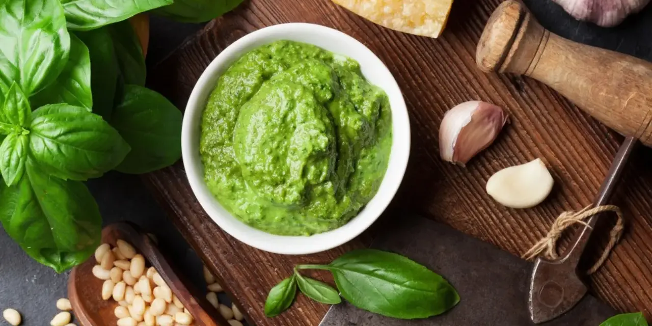 Świeże składniki do pesto: bazylia, orzeszki piniowe, czosnek, parmezan. Czy pesto jest zdrowe? Tak, jeśli przygotowane z dobrych składników!