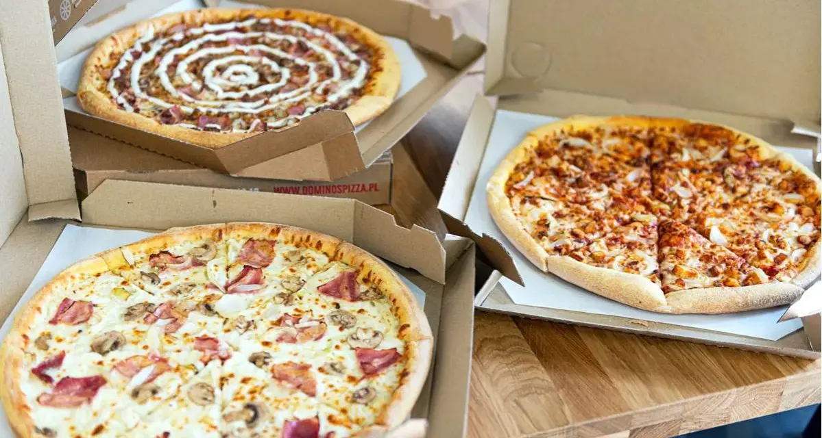 Domino's duża pizza: 33 cm? Ile kawałków? Porównaj z konkurencją