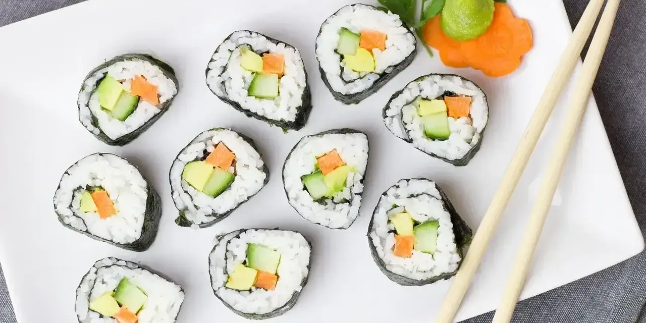 Pyszne futomaki z awokado, ogórkiem i marchewką, podane z wasabi i natką pietruszki.