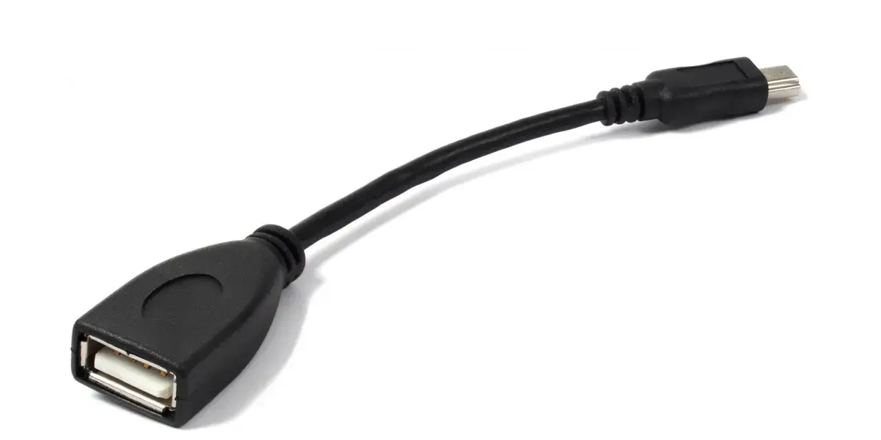 Adapter USB OTG, który umożliwia druk z telefonu przez USB.