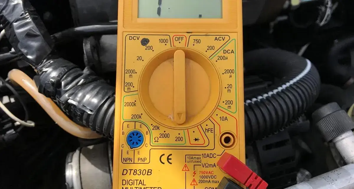 Żółty multimetr pokazuje "1", co może pomóc jak sprawdzić który to kabel w samochodzie.