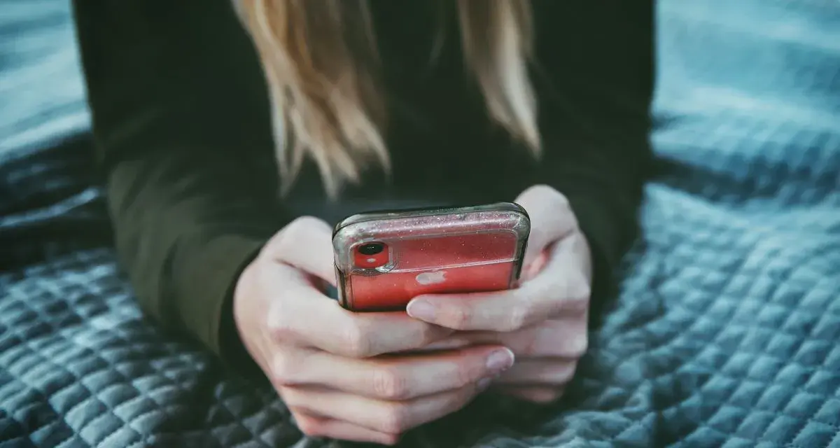 Dziewczyna przegląda profile na Tinderze, szukając dopasowania.