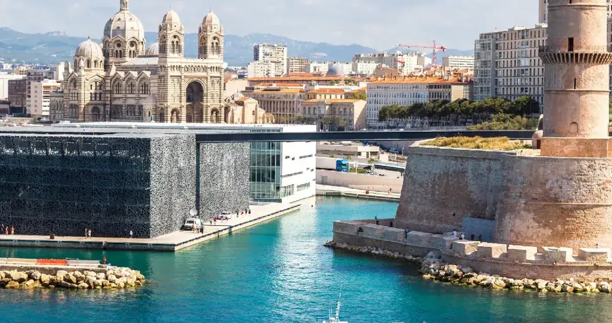 Widok na port w Marsylii z katedrą, nowoczesnym budynkiem MuCEM i wieżą Saint-Jean.