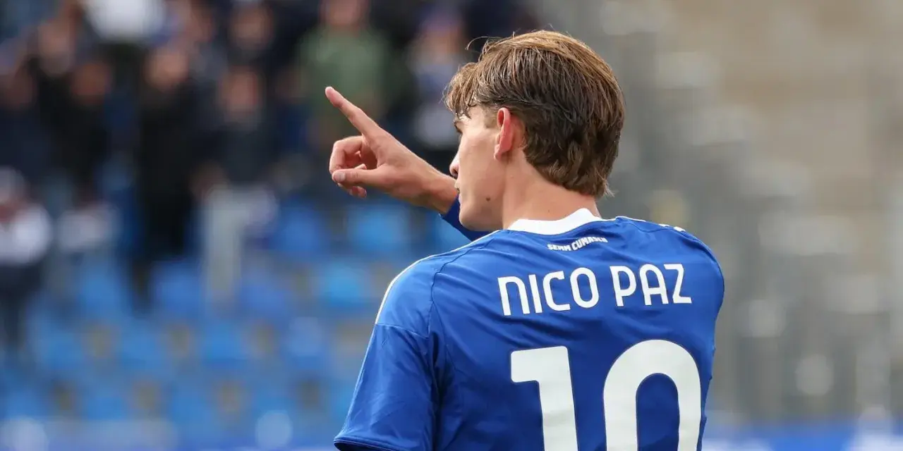 Nico Paz w niebieskiej koszulce z numerem 10, wskazujący palcem. Czy to zapowiedź przyszłych real madryt transfery?