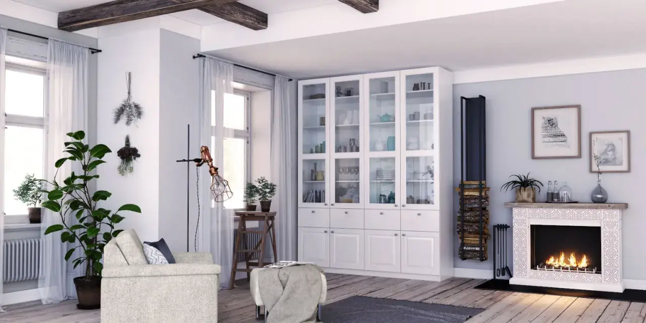Gemütliches Wohnzimmer gestalten mit Kamin, Bücherregal und bequemer Couch. Holzbalken und Dielen schaffen rustikales Flair.