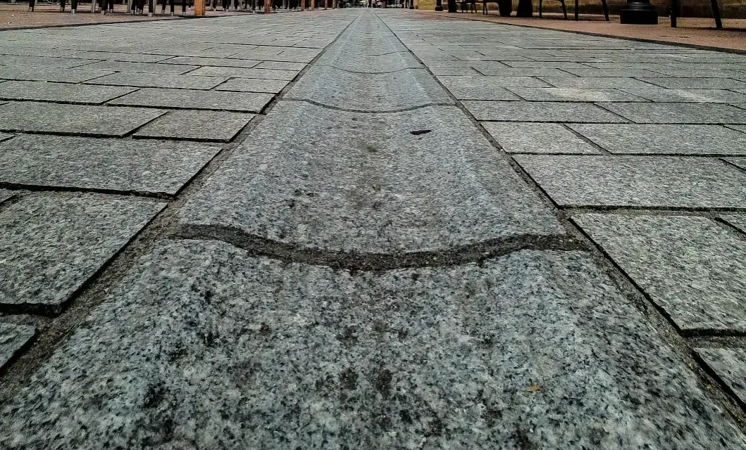 Jak naprawić stary chodnik betonowy i uniknąć kosztownych błędów