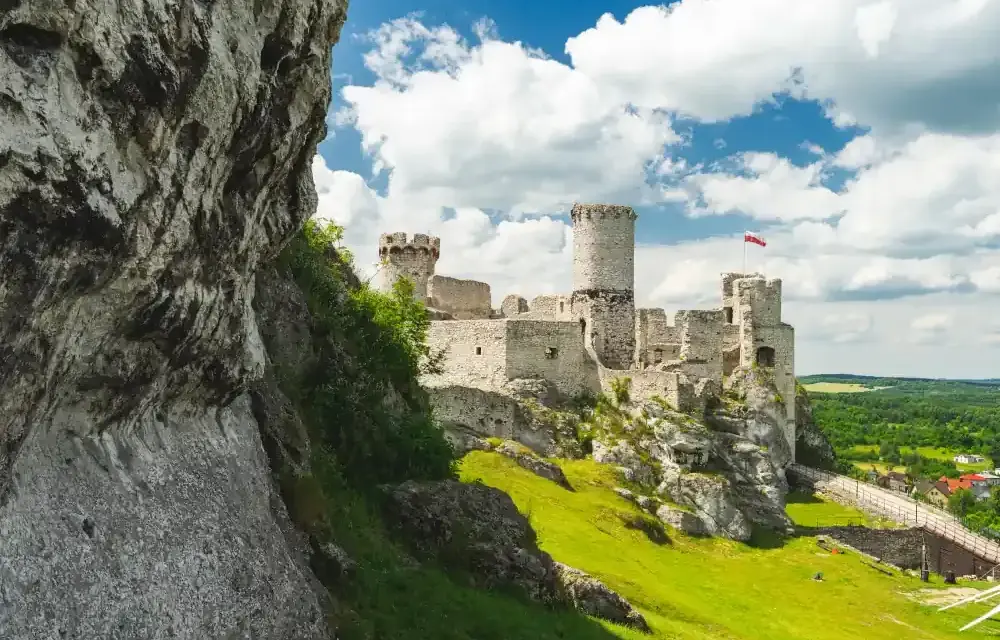 Jura Krakowsko-Częstochowska: Odkryj najlepsze zamki, jaskinie i szlaki