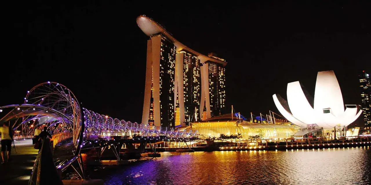 Nocny widok na Marina Bay Sands i most Helix w Singapurze, stolicy.