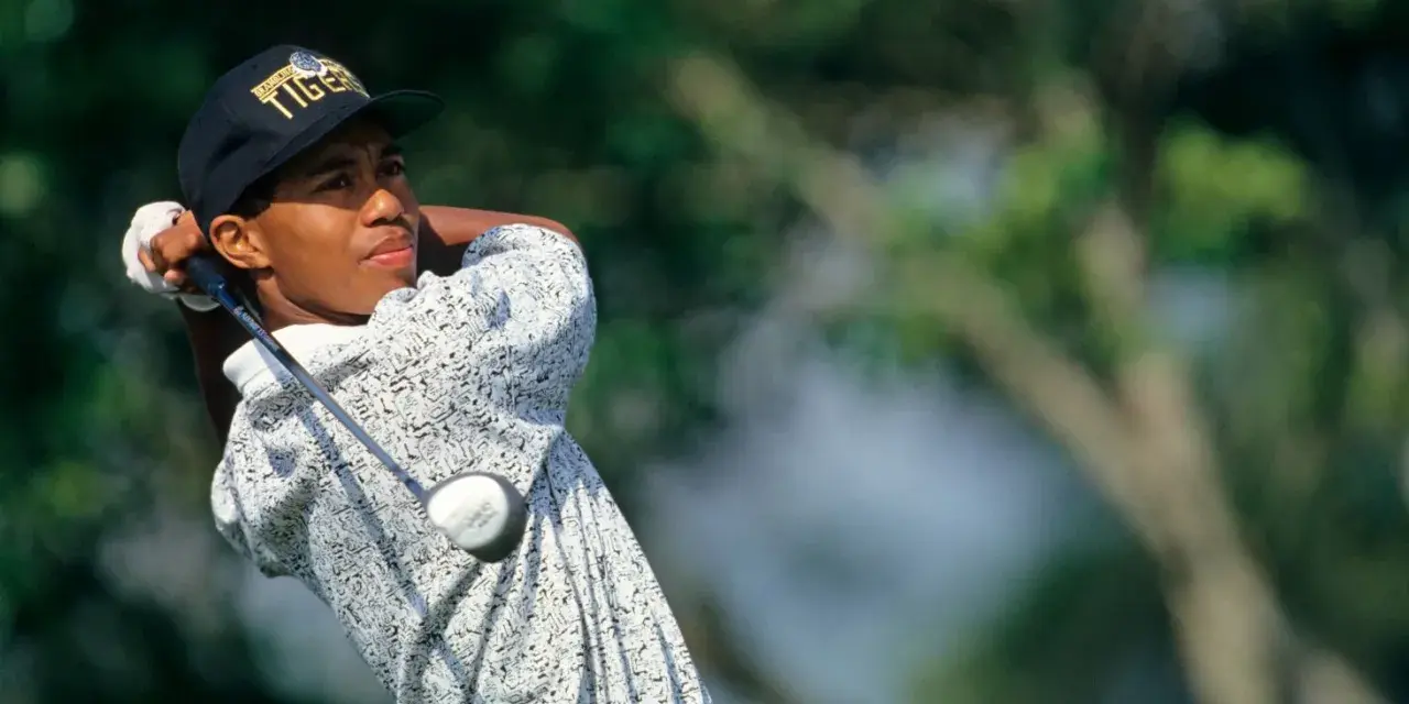 Młody Tiger Woods, którego majątek budował od lat, wykonuje zamach kijem golfowym.