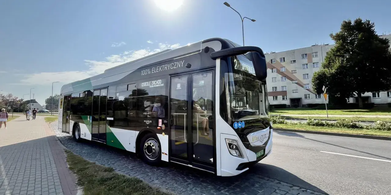 Elektryczny autobus MKS Szczecinek na linii 2 Osiedle Zachód. Nowoczesny pojazd czeka na pasażerów.