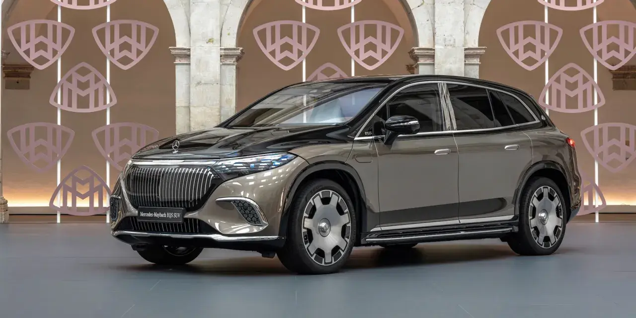 Elegancki Maybach SUV w kolorze brązowo-czarnym prezentuje się luksusowo na tle ozdobnej ściany.