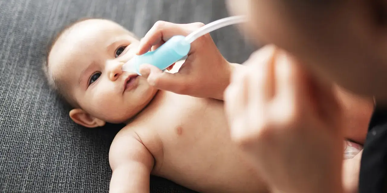 Katar u niemowlaka? Ulga krok po kroku + kiedy do lekarza