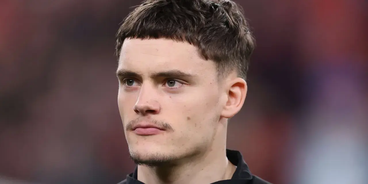 Primer plano de Florian Wirtz, con su característico corte de pelo y mirada concentrada.