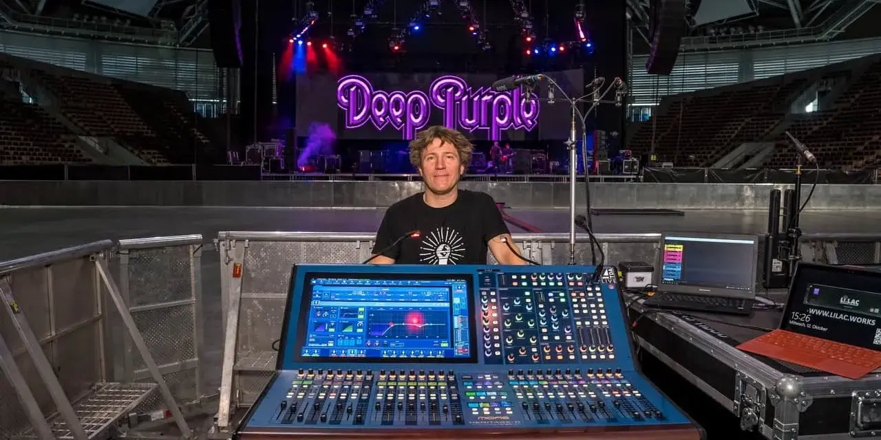 Mężczyzna przy konsolecie Midas, gotowy do obsługi koncertu Deep Purple. Dziedzictwo dźwięku na żywo.