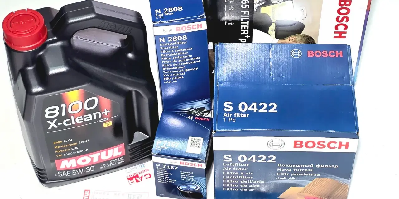 Butelka oleju Motul 8100 X-clean+ i filtry Bosch: paliwa, oleju, powietrza.