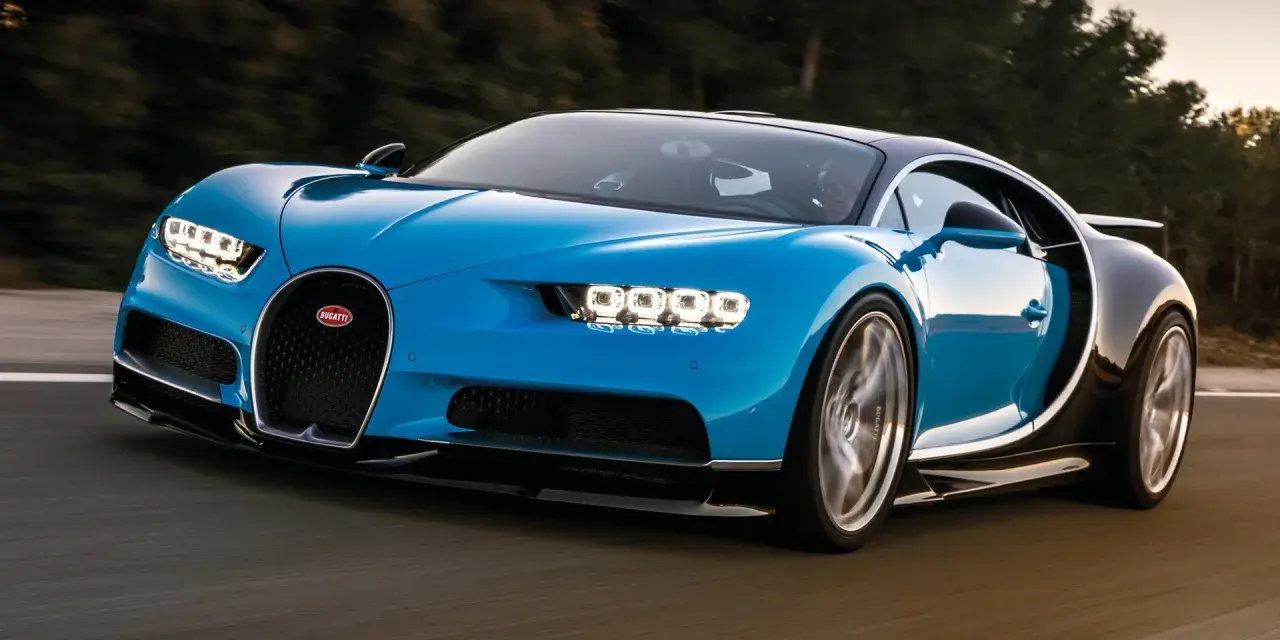 Niebieskie Bugatti Chiron w ruchu, z widocznym logo i światłami.