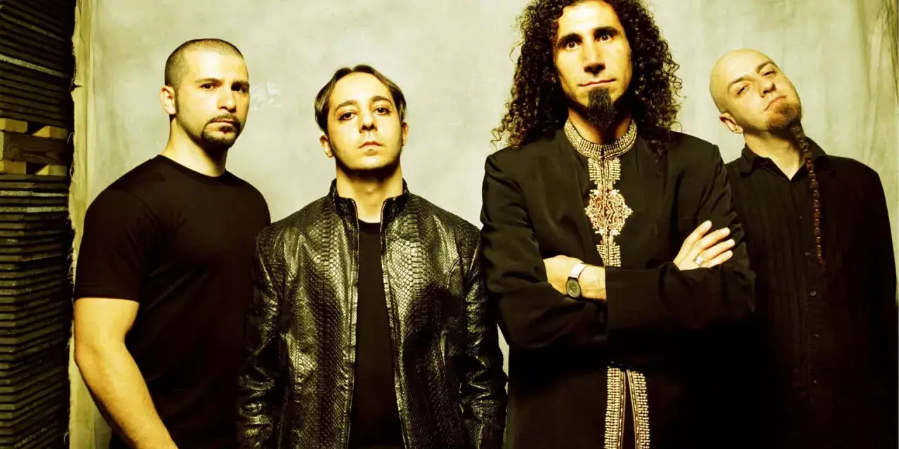 Les membres de System of a Down posent ensemble, chacun avec un style distinct.