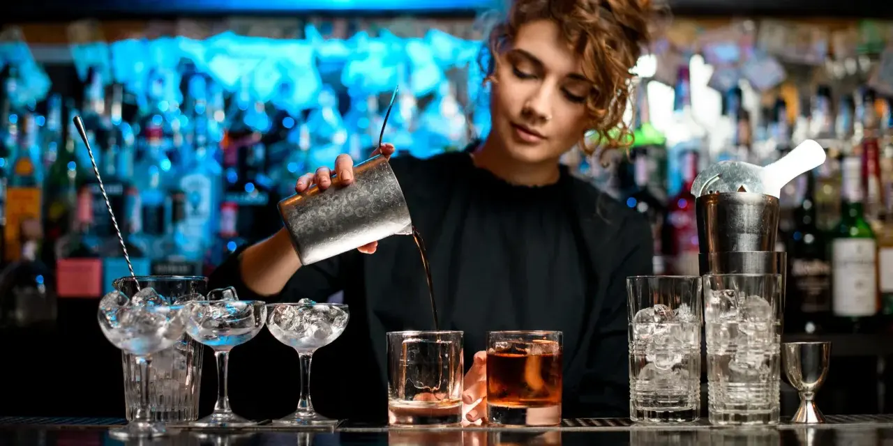 Jak być dobrym barmanem? Od techniki po psychologię gościa!
