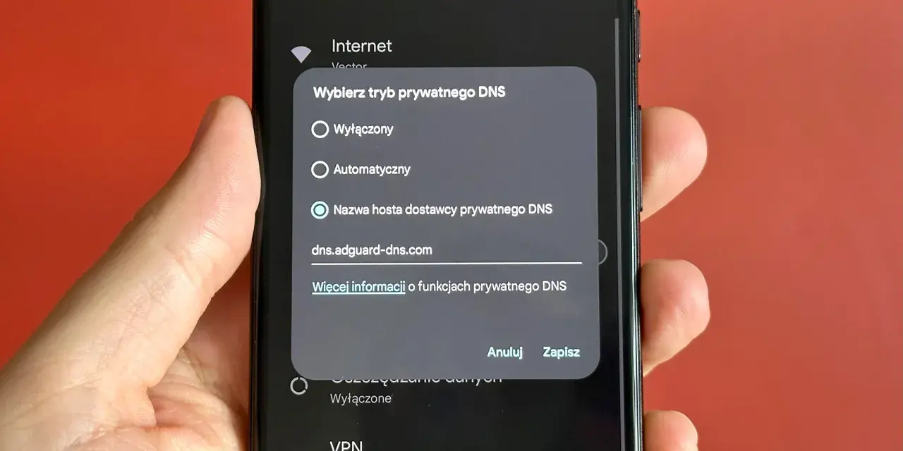 Ustawienia prywatnego DNS na telefonie. Wybierz "Nazwa hosta dostawcy prywatnego DNS" i wpisz "dns.adguard-dns.com", by wyłączyć reklamy w telefonie.