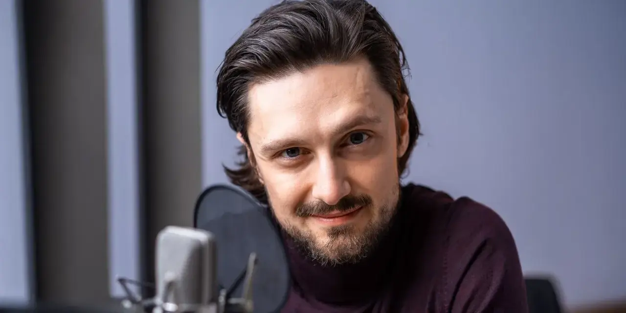 Filip Kosior przygotowuje się do nagrania audiobooków.