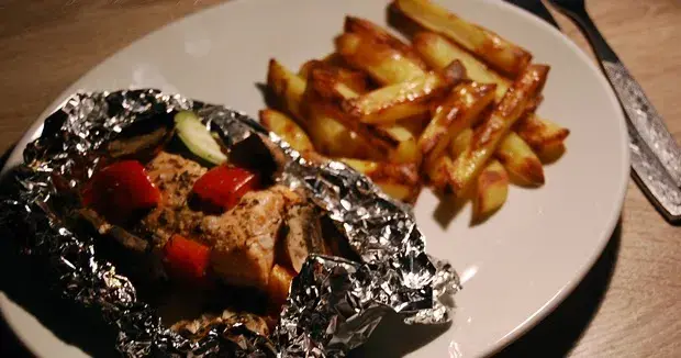 Na której stronie folii aluminiowej piec frytki, aby były chrupiące?