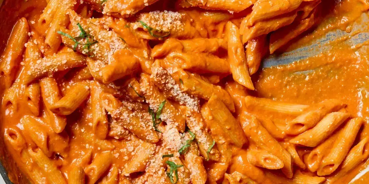 Penne rigate w kremowym sosie pomidorowym, posypane parmezanem i ziołami. Idealne na obiad, czy to penne lisce czy rigate, smakują wybornie.