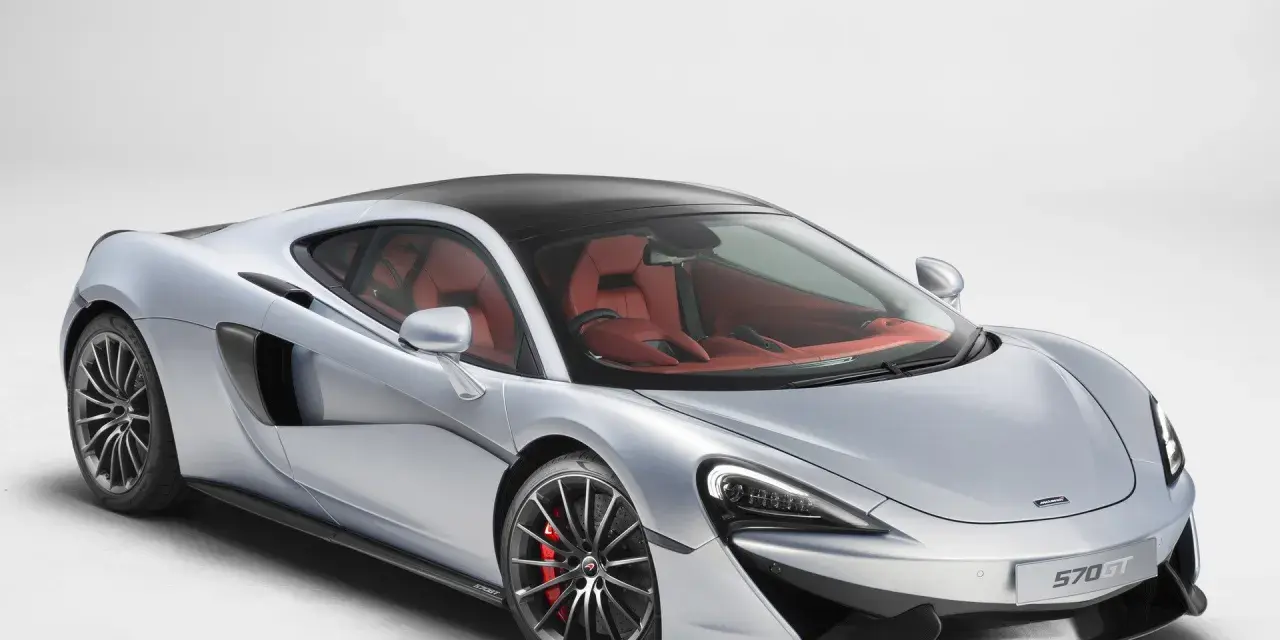 Srebrny McLaren 570GT z czerwonym wnętrzem. Zastanawiasz się nad mclaren cena?