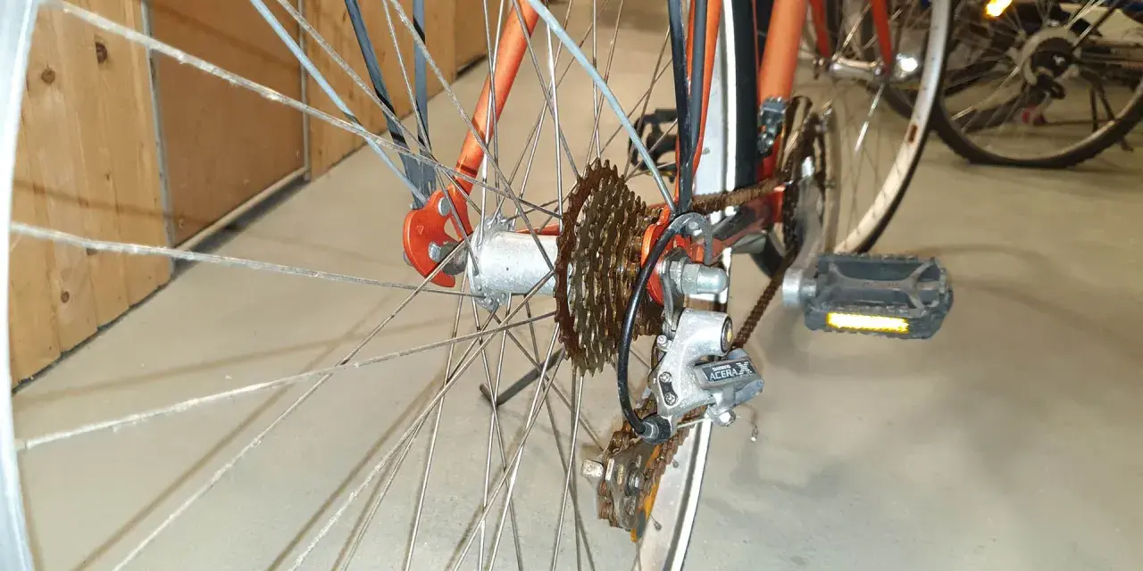 Detaljbild av cykelns bakhjul med kassett och växel. Förbereder för att byta bakhjul på cykeln med 3 växlar.