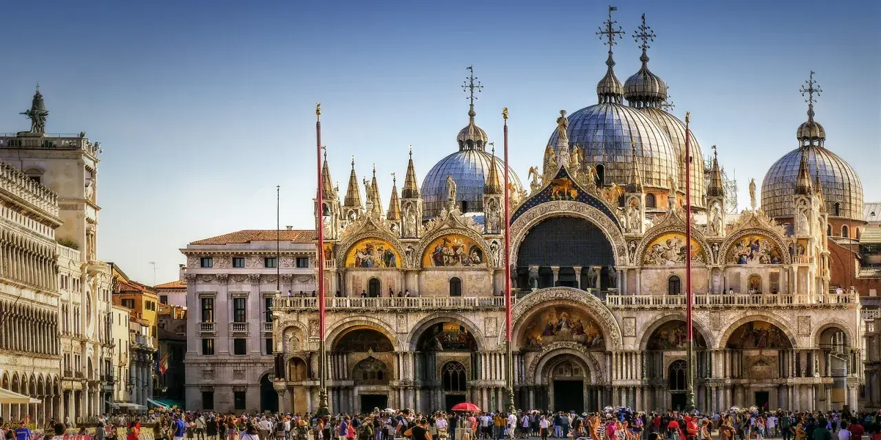 La Basilica di San Marco a Venezia, un capolavoro di architettura e storia, brulica di turisti.