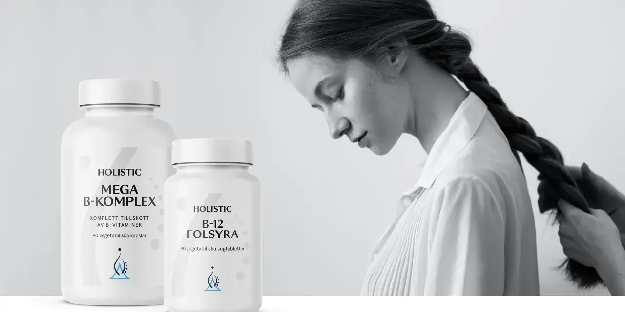 Två burkar kosttillskott, en med B-komplex och en med B12-folsyra, bredvid en ung kvinna som får sitt hår flätat.