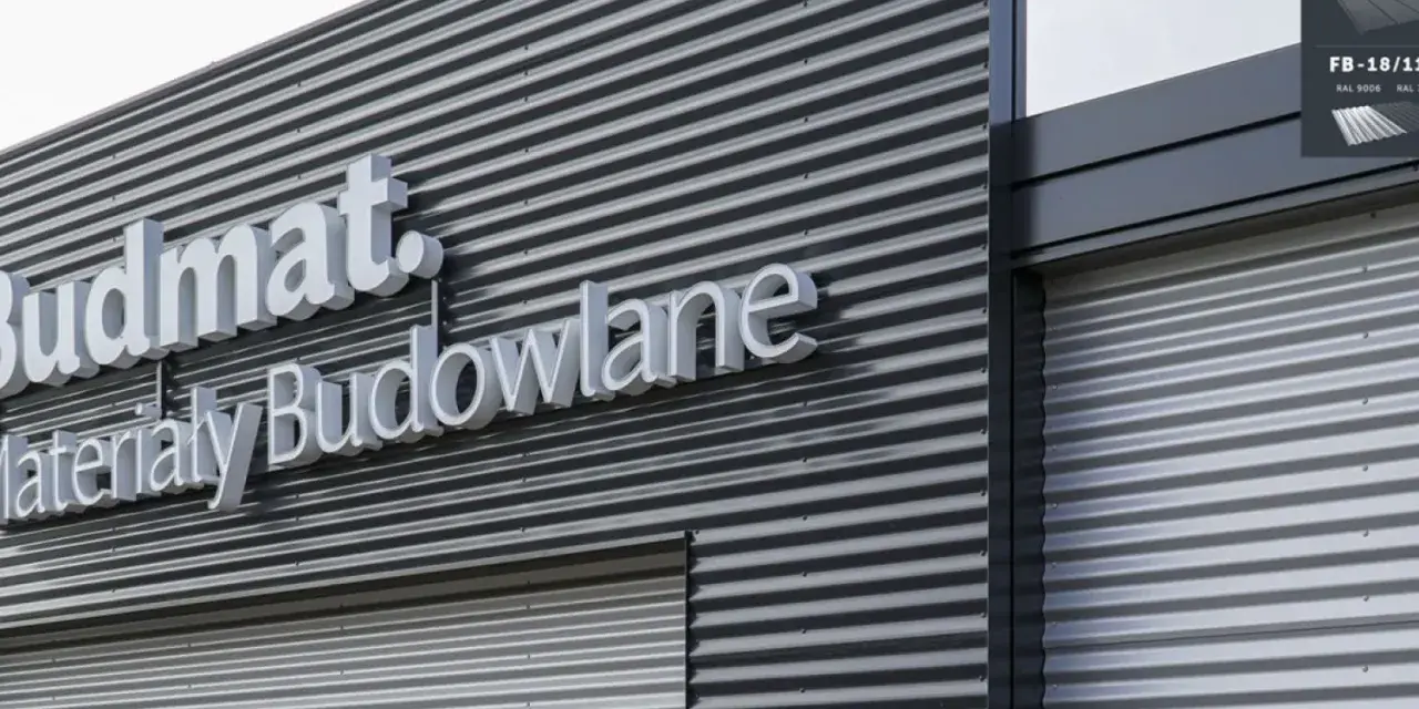 Nowoczesna elewacja z blachy falistej budynku Budmat. Materiały Budowlane.