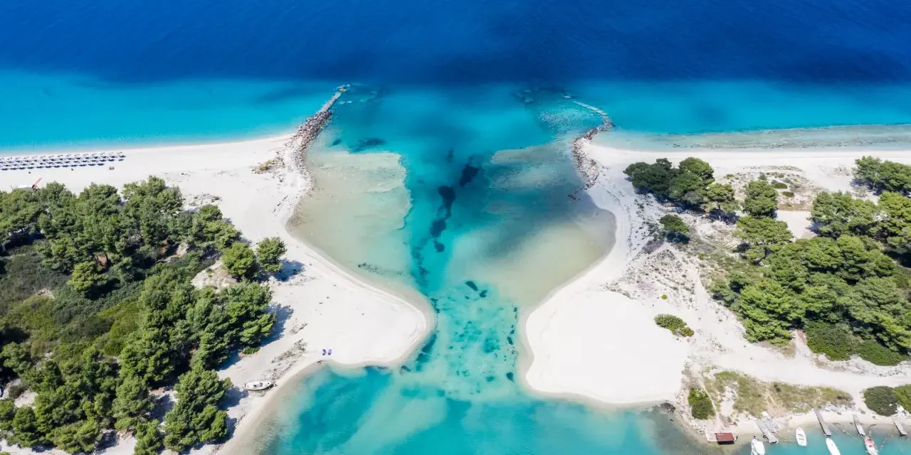 Widok z lotu ptaka na turkusowe wody i białe plaże. Czy Chalkidiki warto? Tak, dla takich widoków!